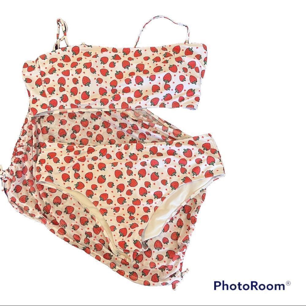 Size 4XL 3 piece strawberry print bikini top bottom coverup EUC
